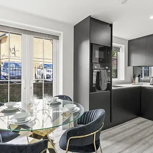 Elegant In L Free Onsite Parking Apartment