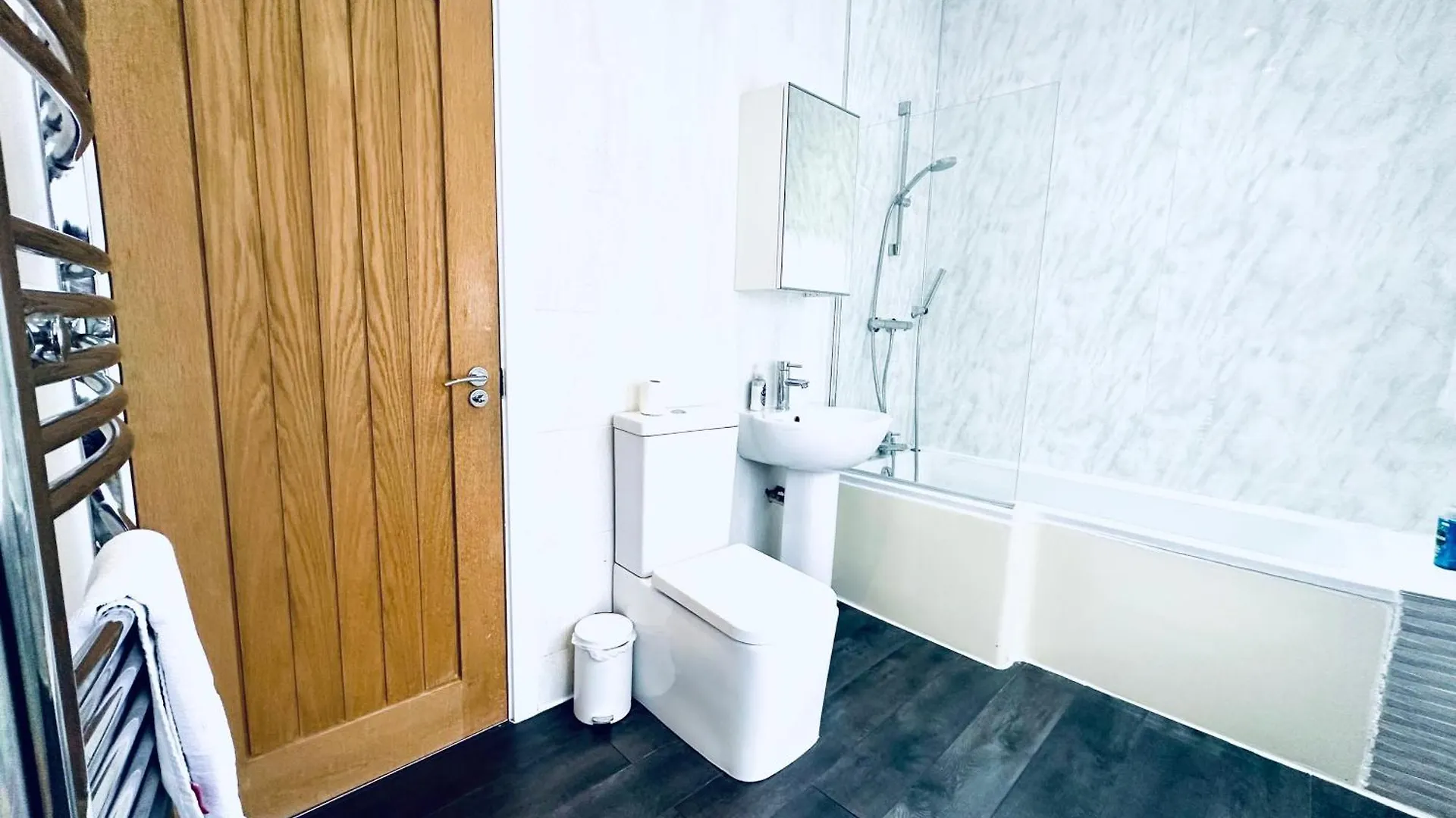 Stylish 1 Bedroom Flat In The Heart Of Staines 0*, Стейнс Великобритания
