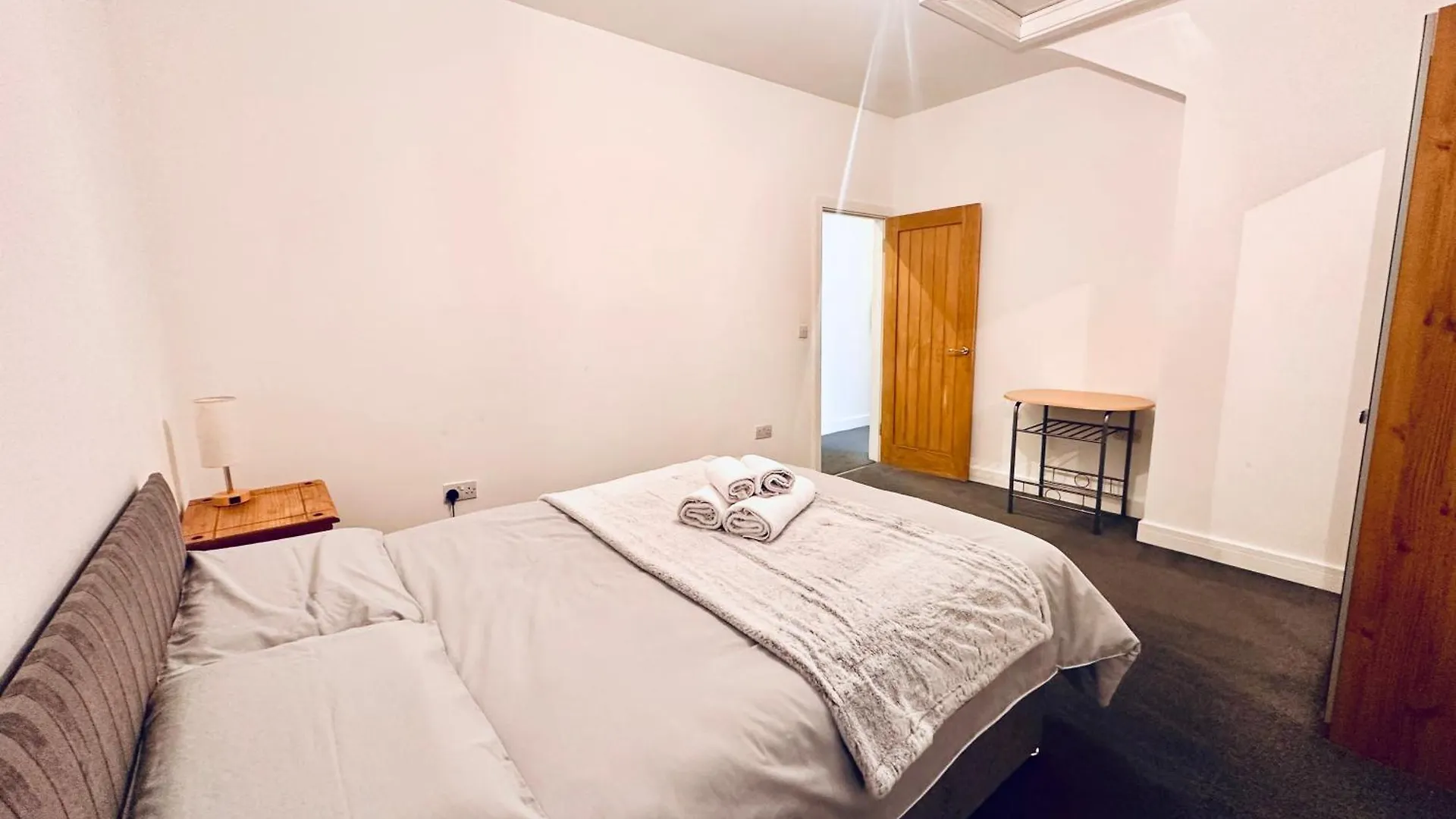Апартаменты Stylish 1 Bedroom Flat In The Heart Of Staines Великобритания